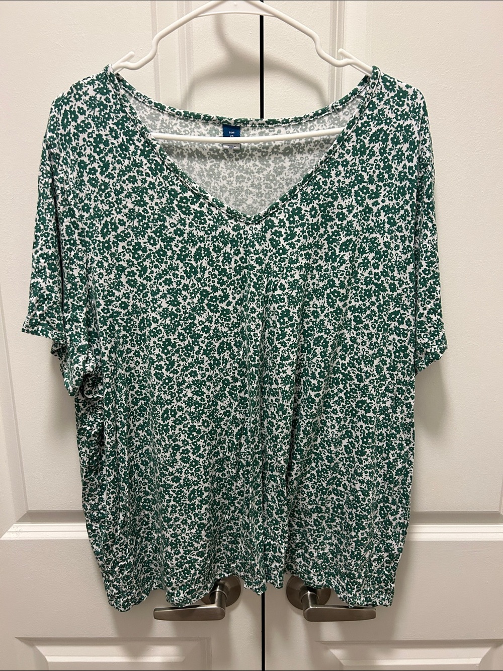 Old Navy Green & White Floral V-Neck Short Sleeve Tee